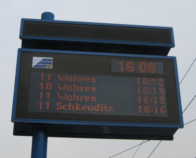 Elektronische Fahrgastinformation mit Abfahrten um 16:12, 16:13, 16:13 und 16:16